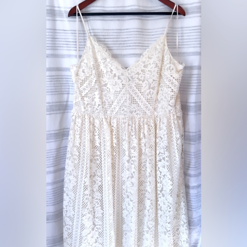 🏷️CLEAR THE CLOSET SALE🏷️ NWT Express Ivory Lace Midi Dress